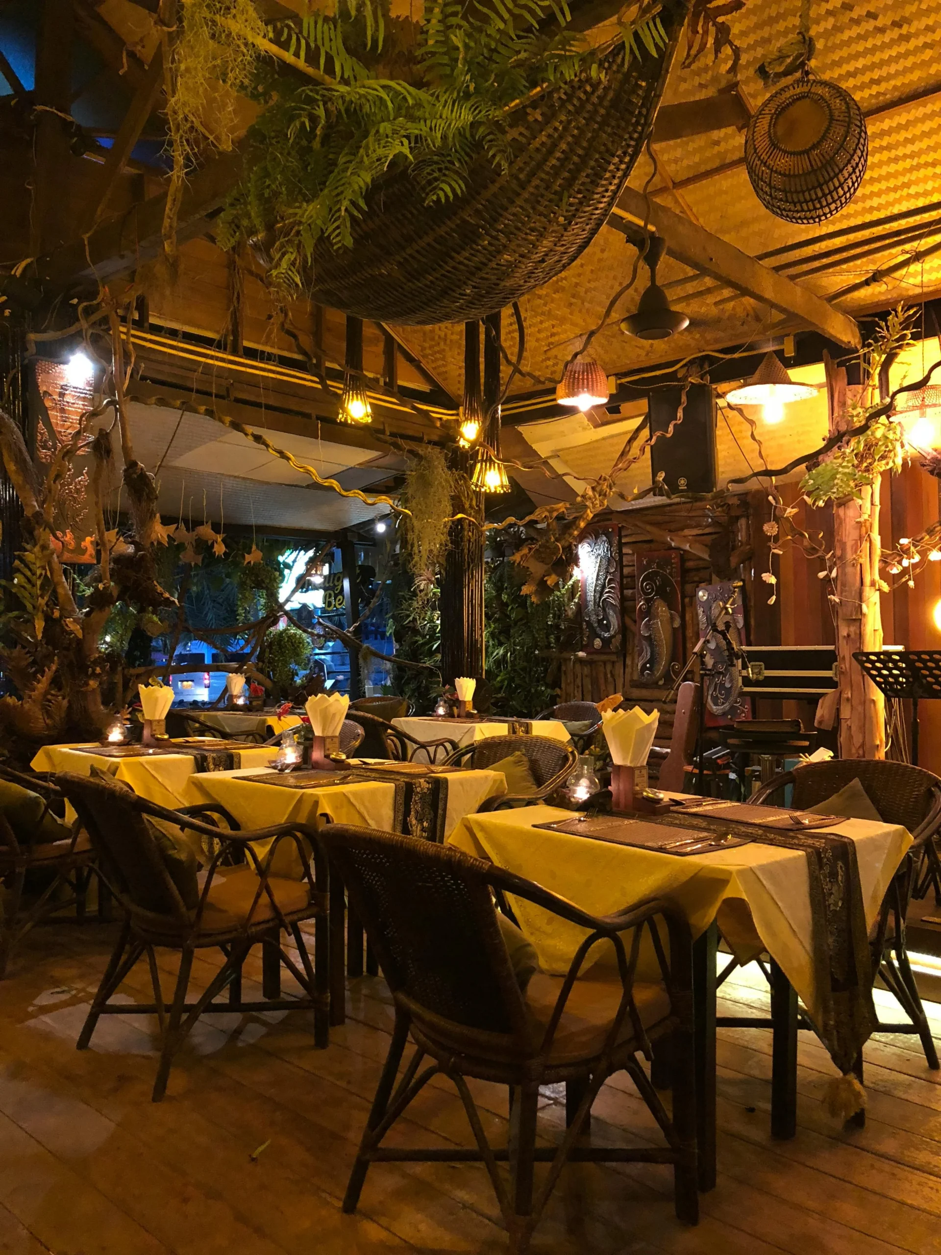 Restaurant groups and cafes